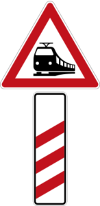 Level crossing with three-strip beacon